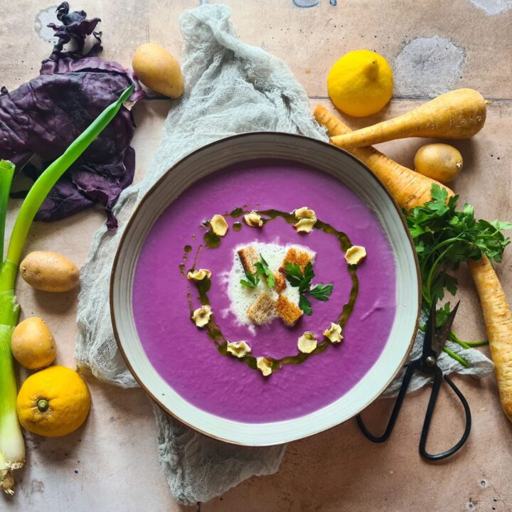 eine wärmende Suppe, die auch optisch einiges zu bieten hat. Die Rotkohl-Sellerie-Suppe mit Pastinake von kochmalwieder.