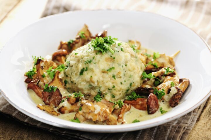 Semmelknödel mit Pfifferlingen