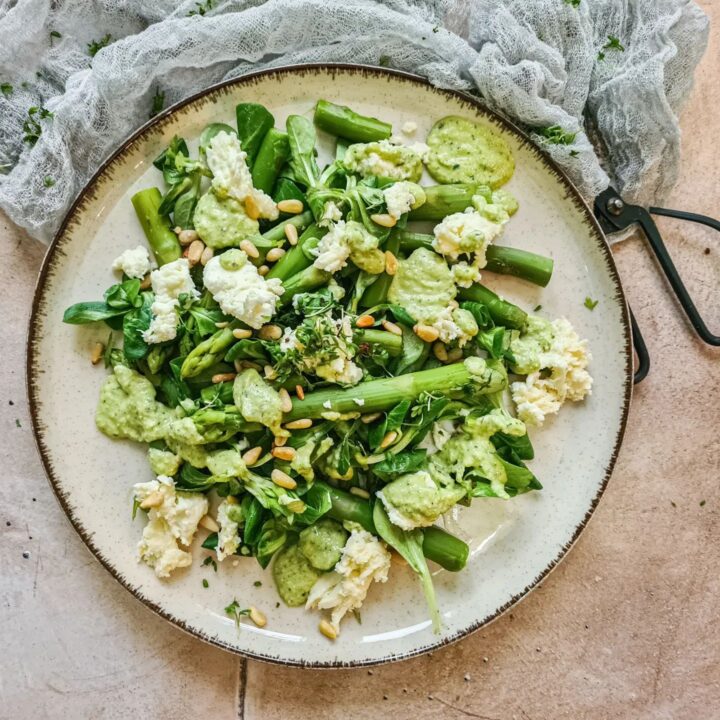 sommerlicher Spargel-Mozzarella-Salat mit Pesto-Dressing.