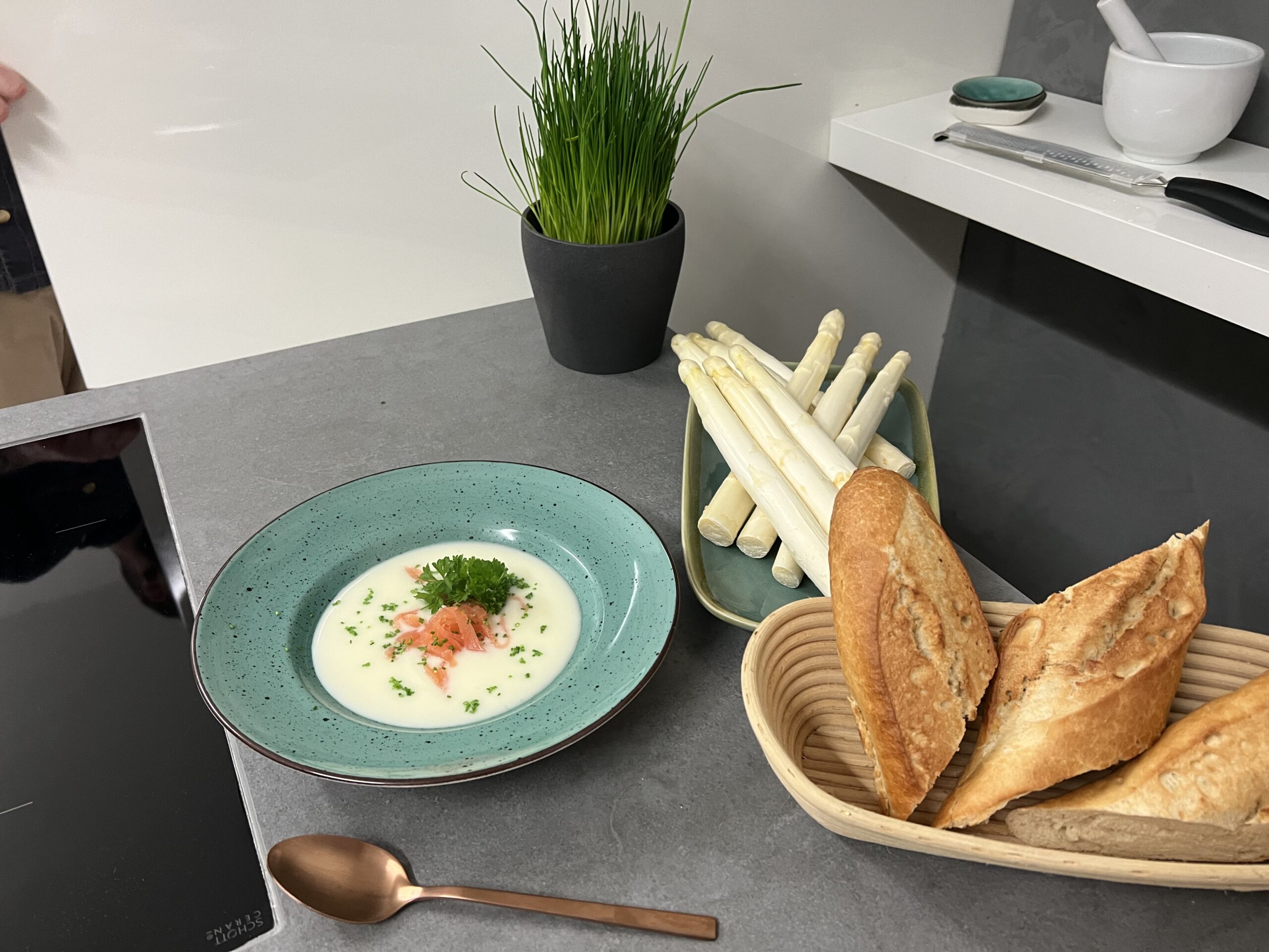 Spargelcremesuppe mit Räucherlachs