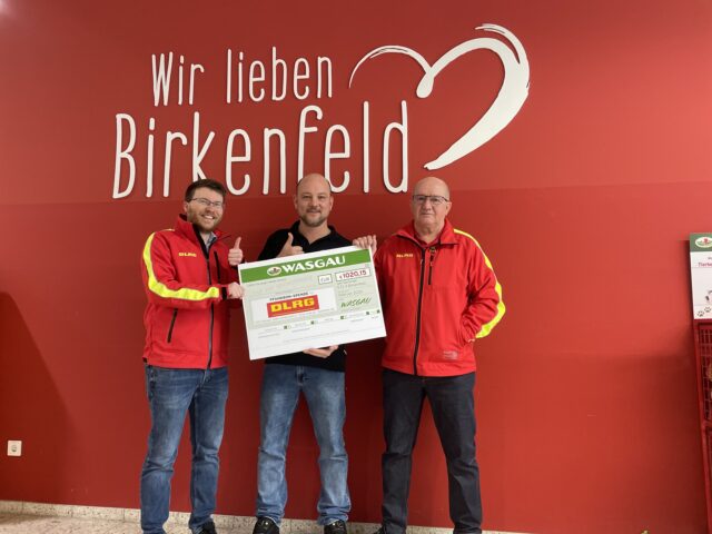Marktleiter Walter Becker überreicht den Spendenscheck aus unserer Pfandbon-Aktion
