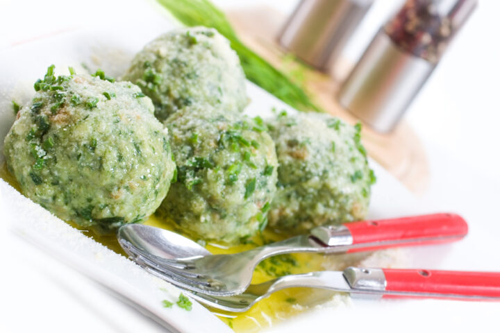 Spinatknödel mir Räucherlachs in Sahne-Dill-Sauce