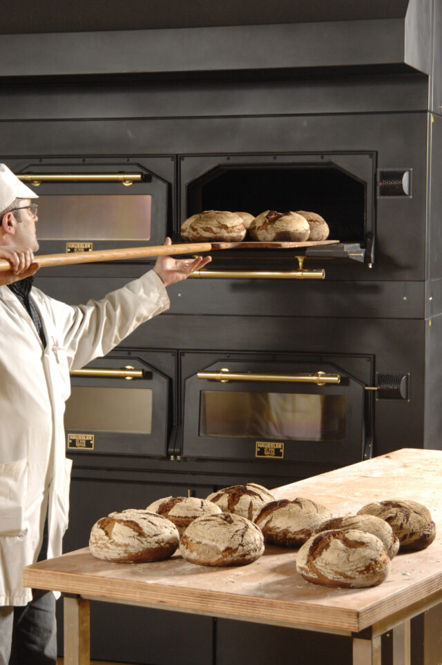 Seit 25 Jahren versorgt die konzerneigene Bäckerei die Märkte und Geschäfte mit frischem Brot und Backwaren aus eigener Herstellung