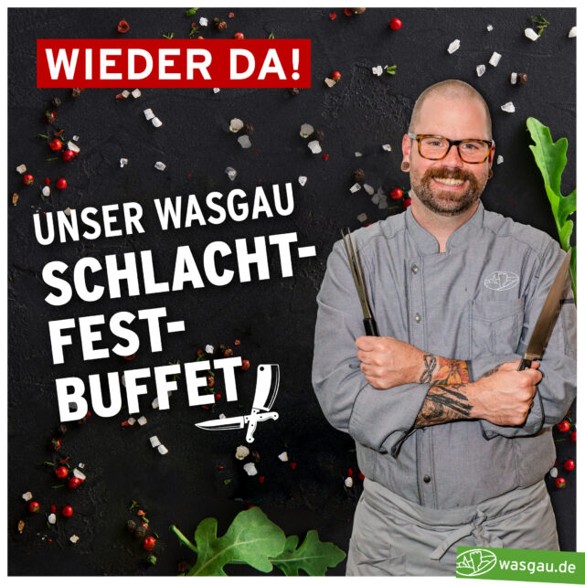 Ein lächelnder Koch mit Brille und Tattoos steht mit Messer und Gabel in seinem grauen Kochmantel. Der Text lautet: 