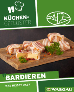 Vier mit Speck umwickelte Fleischstücke auf einem Holzbrett, garniert mit Kräutern und Pfefferkörnern - perfekt für Ihren nächsten Küchengeflüster-Moment.