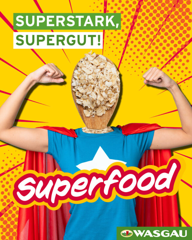 Ein Superheld mit einem Gesicht aus Haferflocken posiert heldenhaft im Kostüm mit dem Schriftzug Superfood