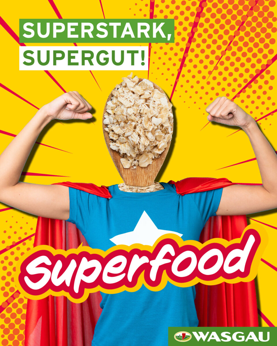 Ein Superheld mit einem Gesicht aus Haferflocken posiert heldenhaft im Kostüm mit dem Schriftzug Superfood