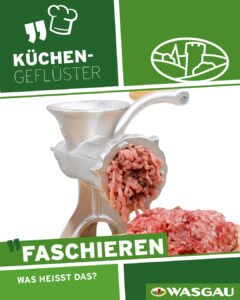 Ein manueller Fleischwolf mit gewolftem Fleisch, beschriftet mit "Faschieren" und "Wasgau", steht auf einem grünen Hintergrund - perfekt für Küchengeflüster-Momente in Ihrer Küche.
