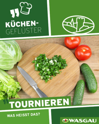 Küchengeflüster: Schneidebrett mit gehackten grünen Zwiebeln, Messer, Gurke, Tomaten und Kohl auf einem grünen Hintergrund.
