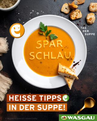 Heiß servierte Schale Orangensuppe mit Brot; 