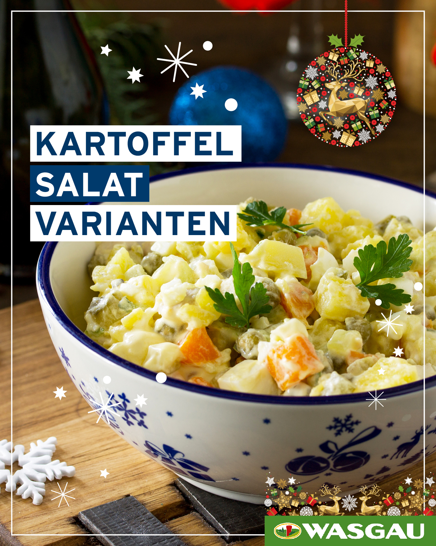 Eine Schale Kartoffelsalat, der cremige Klassiker, mit Gemüse und Kräutern steht auf einem Holztisch, im Hintergrund festliche Dekoration.