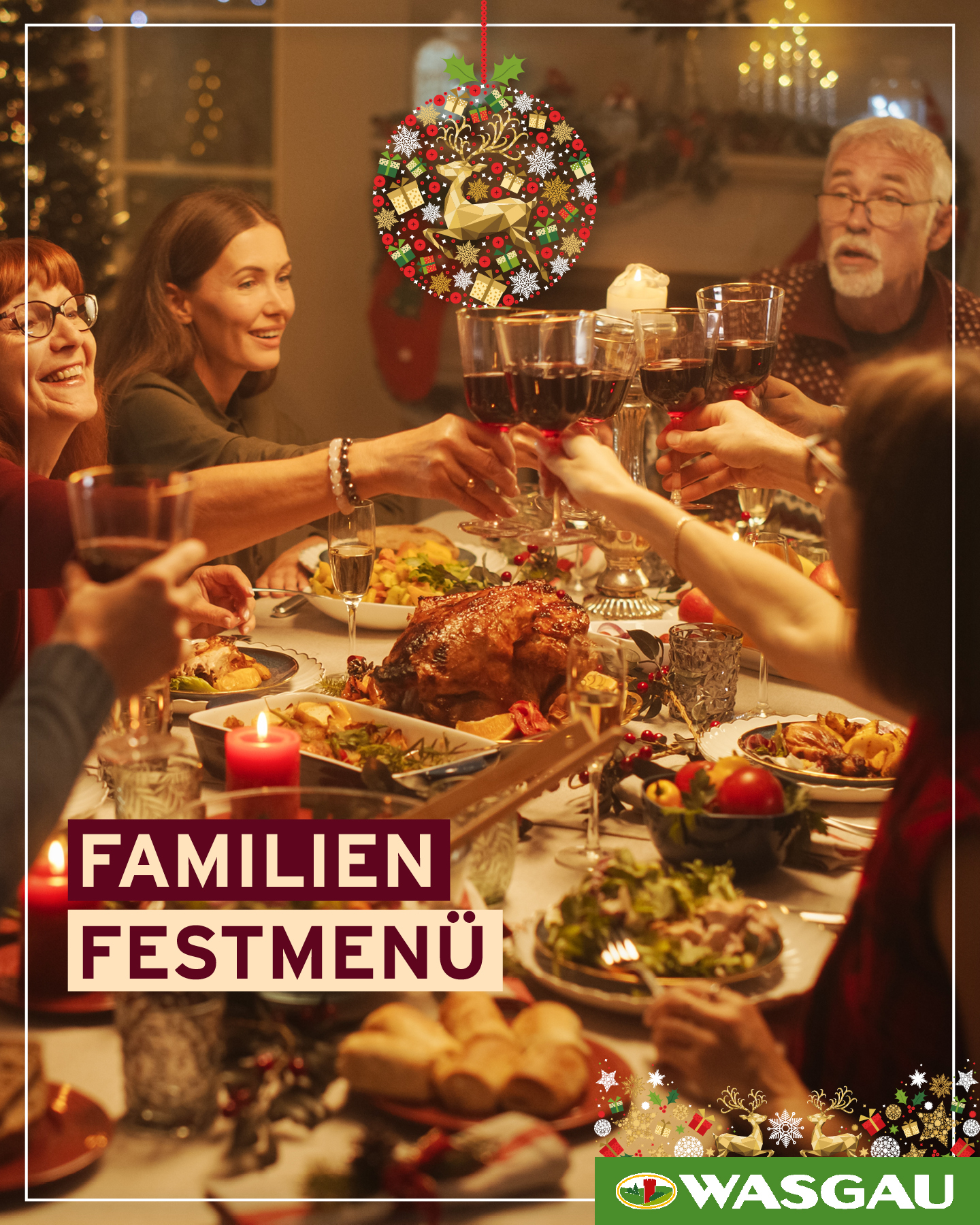 Eine Familie stößt an einem festlich gedeckten Tisch mit Wein an und feiert gemeinsam unter einem Schild 