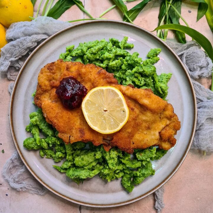 ein Klassiker ganz neu interpretiert von kochmalwieder: das Wiener Schnitzel mit Bärlauch-Spätzle