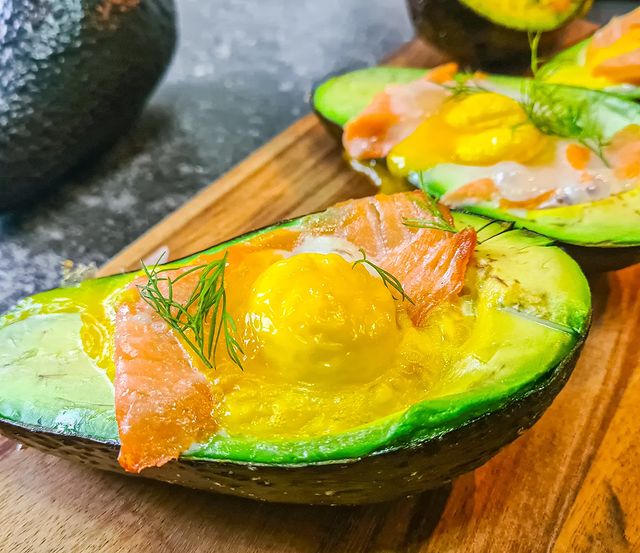 gefüllte Avocado mit Räucherlachs, Ei und Knäckebrot