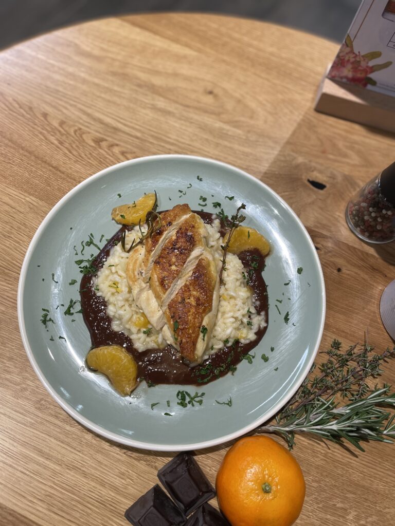 gegrilltes Maishühnchen von WASGAU mit Clementinen-Risotto und Chili-Zartbitter-Sauce