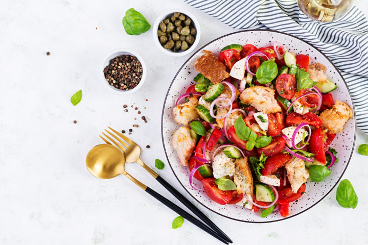 gegrilltes Lachsfilet mit Tomaten-Brotsalat