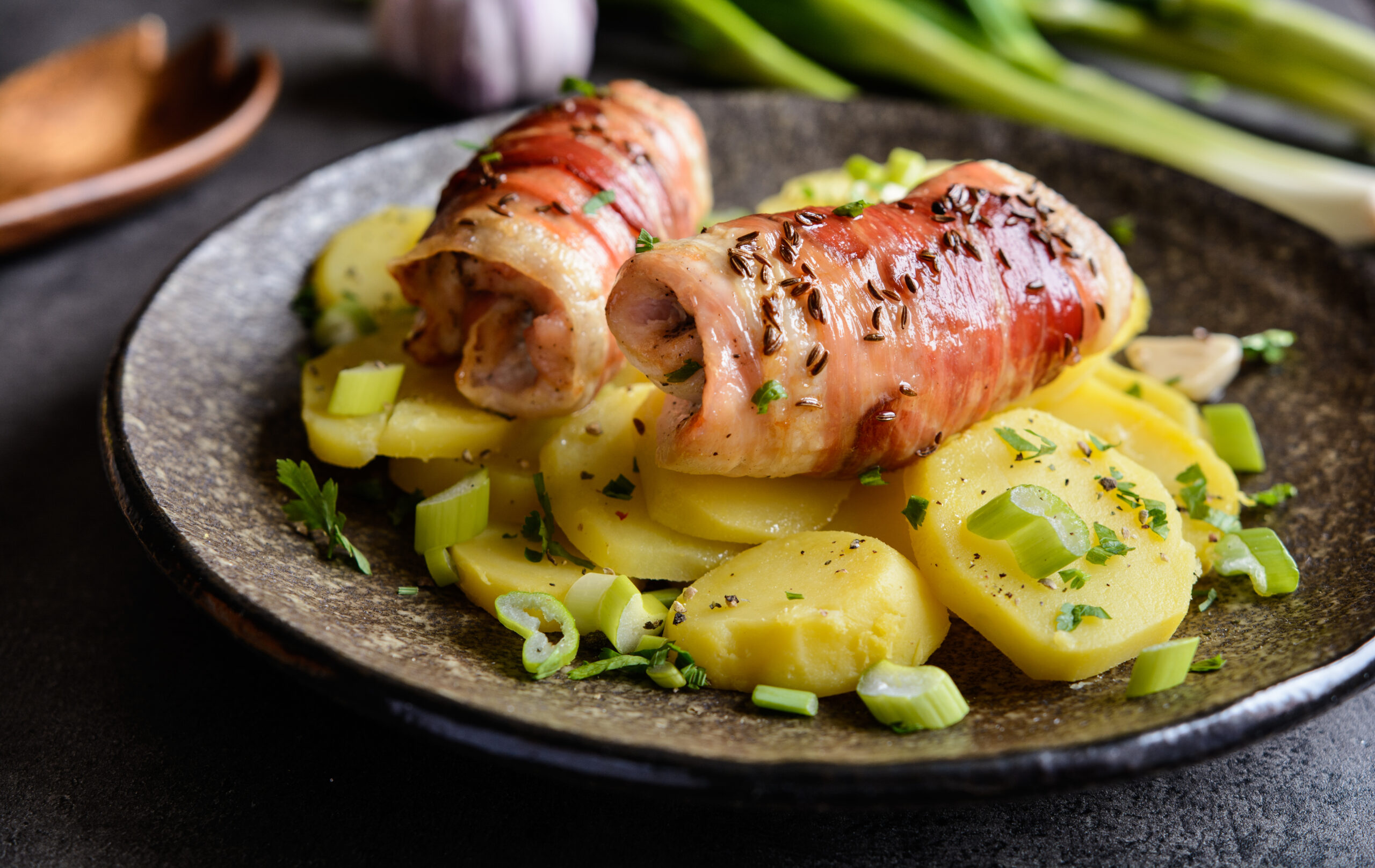 gerollte Zwiebelschnitzel mit Schinken-image