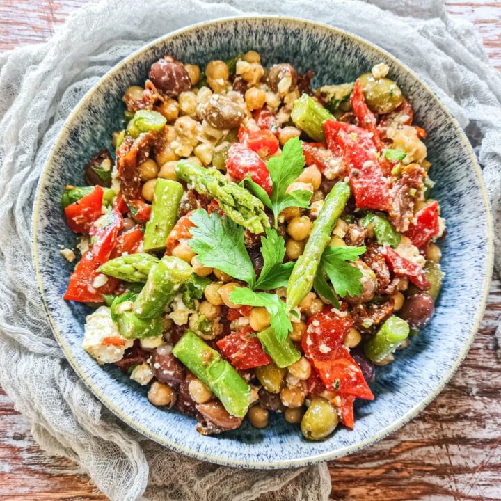 frischer mediterraner Spargel-Kichererbsen-Salat als Beilage zum Grillen oder als leichtes Hauptgericht von kochmalwieder und WASGAU.