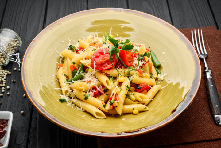 mit diesem Rezept jedes Grillfest im Sturm erobern: der sommerliche Pastasalat von WASGAU und PPURA