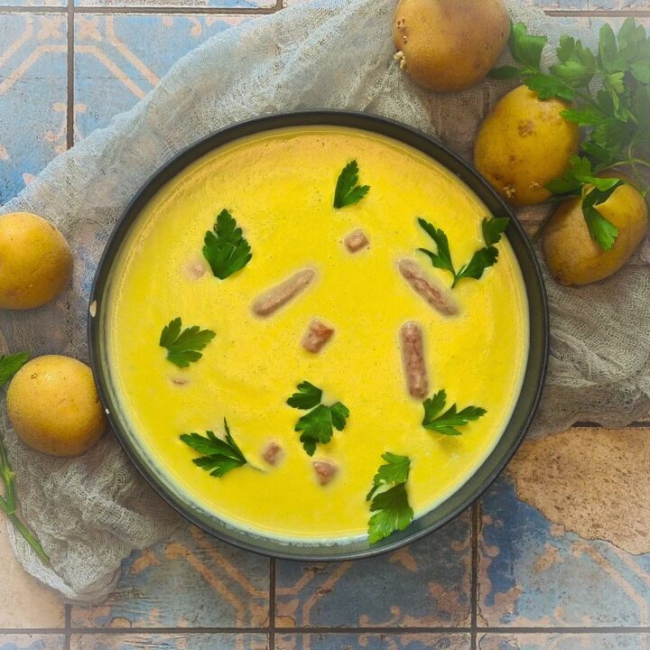 Herbstlich und voller Vitamine. Eine herrliche Kartoffelcremesuppe aber vegan. Perfekt für die kälteren Tage im Jahr. Von unserem Partner kochmalwieder.