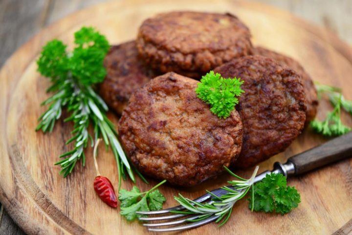 Frikadellen mit grünen Bohnen und Kartoffelpüree - Rezept Bild