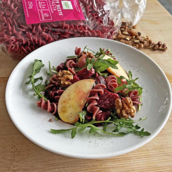 Frischer Nudelsalat mit Rote Beete, Rucola und Feta - Rezept Bild