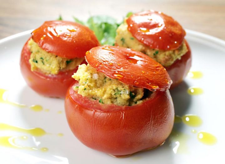 Gefüllte Tomaten mit WASGAU-Bulgur-Salat - Rezept Bild