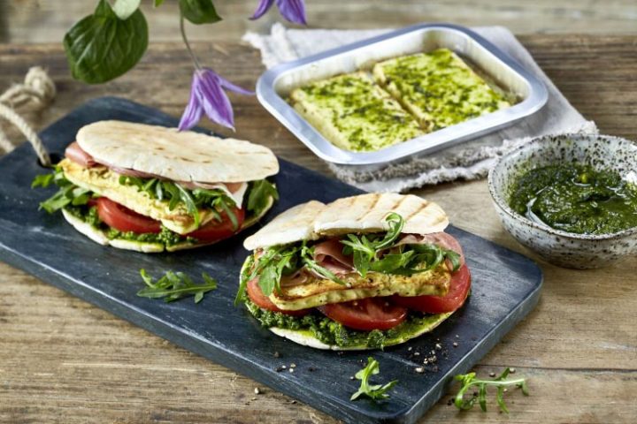 Tomaten-Panini mit Rougette Kräuter-Grillkäse und Parmaschinken - Rezept Bild